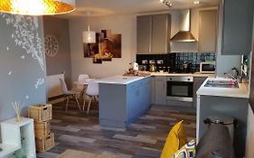 Contemporary Flat Minutes From Airport & Nec